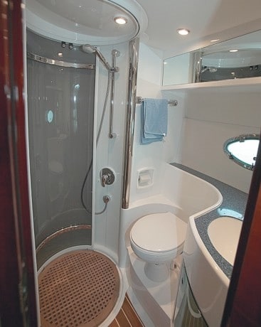 Interiorul unei exemple mici de design de baie pentru el și pentru ea