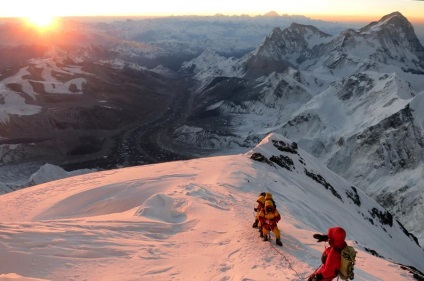 Istoria cuceririi muntelui Everest în fotografii