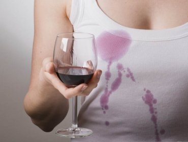 Cum se spală rapid și eficient vinul cu mijloace improvizate