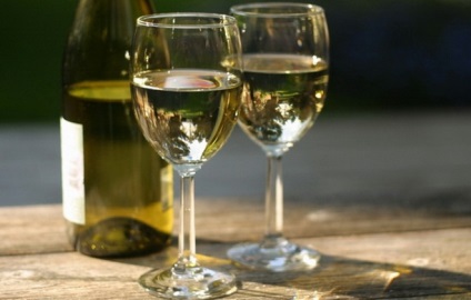Cum se spală rapid și eficient vinul cu mijloace improvizate