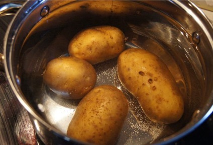 Cum să fierbeți cartofi pentru okroshka sau salată într-o cratiță, abur, multivark și cuptor cu microunde