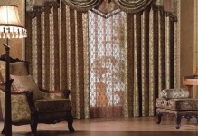 Perdele clasice în stilul clasic, fotografie în interior, tije de cortină moderne pentru sală, design