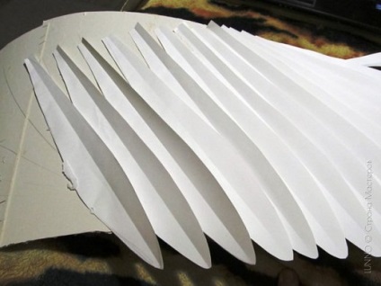 Aripi ale unui înger făcut din hârtie