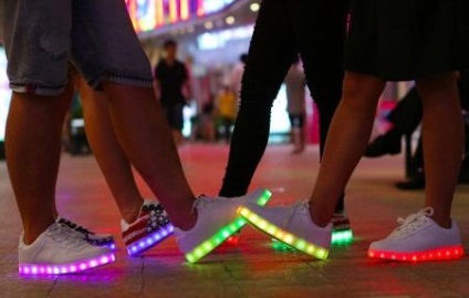 Adidații cu o talpă luminoasă (83 de picsuri) cât de mult stau cu iluminarea cu LED-uri (gheață), așa cum sunt numite