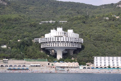 Cuibul învechit sau castelul deasupra unei stânci