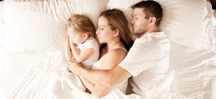 Copilul doarme cu părinții pentru și împotriva