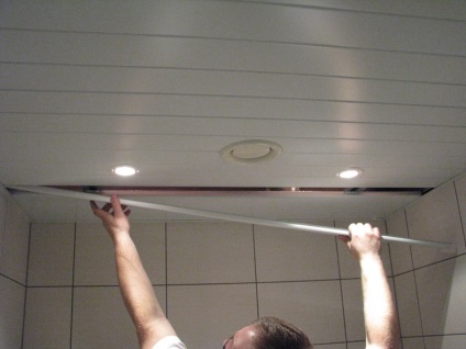 Montarea plafonului rack-ului