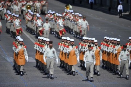 Forma neobișnuită de militari din diferite țări (25 fotografii)