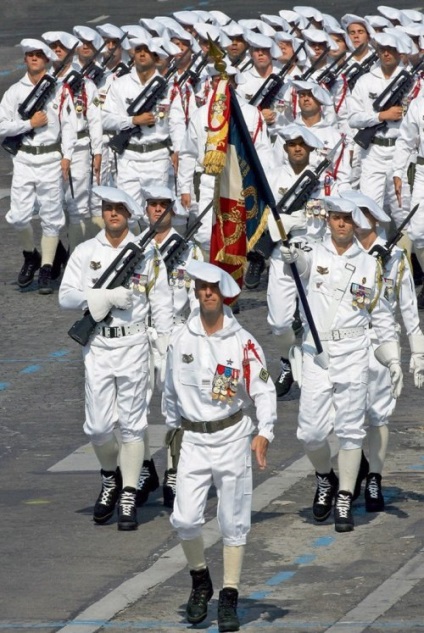 Forma neobișnuită de militari din diferite țări (25 fotografii)