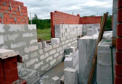 Hibák az építkezés egy vidéki ház beton blokkok, építőipari cég Maderna