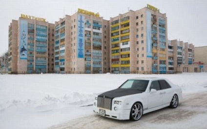 Un tip din Kazahstan cu propriile sale mâini a colectat un Rolls-Royce