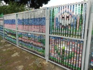 Garduri de plastic pentru o casă de vară din panouri decorative ale unei fotografii și video