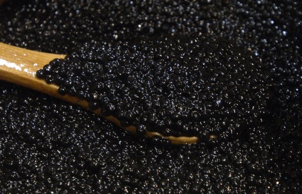 De ce este caviarul negru atât de scump?