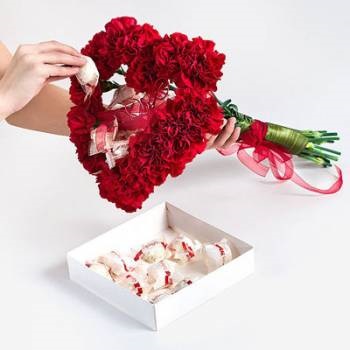 Cadou pentru 14 februarie - inima mâinilor de garoafe și dulciuri, revista pentru femei