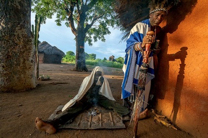 Pe cealaltă parte a realității, fotografii pitorești ale vindecătorilor tradiționali din Mozambic