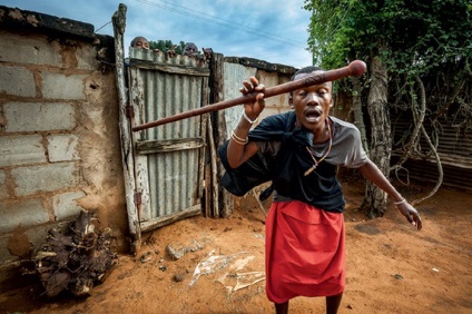 Pe cealaltă parte a realității, fotografii pitorești ale vindecătorilor tradiționali din Mozambic