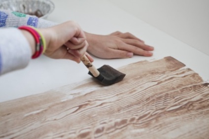 Pictați ușile din lemn cum ar fi pictarea propriilor mâini