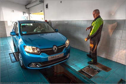 Consideram partea de jos a noului logan - logoul renault de fotografie