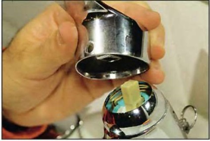 Demontarea robinetului de bucătărie cu propriile video de mâini