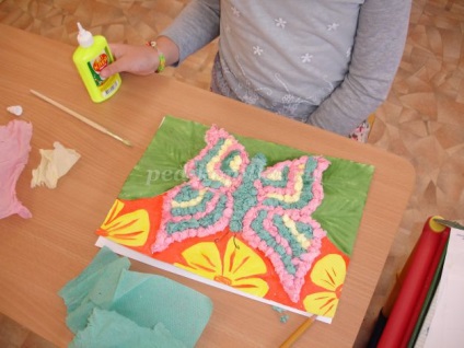 Aplicarea embosată a șervețelelor colorate pentru copiii din grupul mai în vârstă al grădiniței