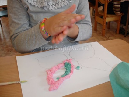 Aplicarea embosată a șervețelelor colorate pentru copiii din grupul mai în vârstă al grădiniței