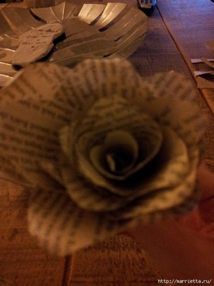 Trandafiri din cărți și pagini tipărite