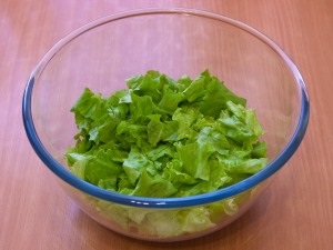 Salata cu crutoane aromate, slănină și parmezan 1
