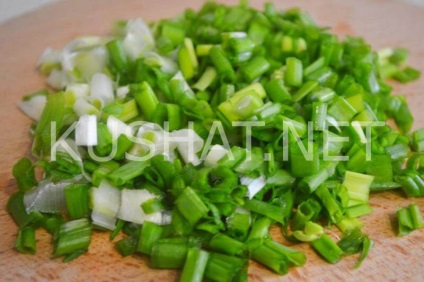 Salată cu șuncă, mazare și ceapă verde