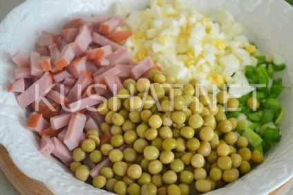 Salată cu șuncă, mazare și ceapă verde