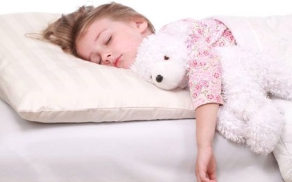 De la ce vârstă sau când copilul poate dormi pe pernă