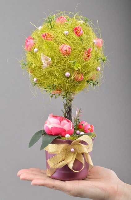 Topiary din flori, panglici, hârtie și dulciuri, cum se face din fameirana, organza și sisal