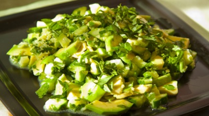 Salată delicioasă cu avocado și telina verde - foarte gustoasă