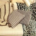 Idei tricotate pe o canapea plată și perne