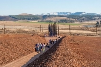 În Huar, a fost instalat un monument original al lui Nelson Mandela, arhitectul