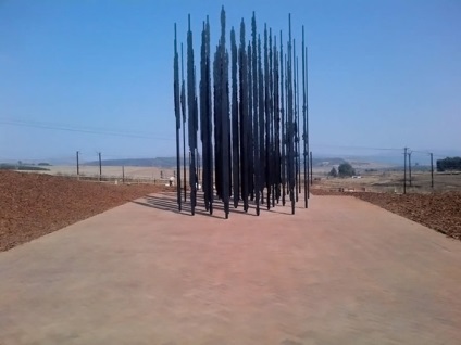 În Huar, a fost instalat un monument original al lui Nelson Mandela, arhitectul