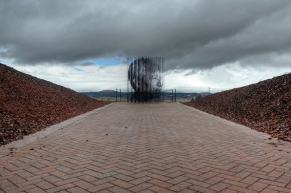 În Huar, a fost instalat un monument original al lui Nelson Mandela, arhitectul