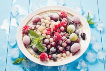 Legume și fructe înghețate în congelator pentru iarnă acasă