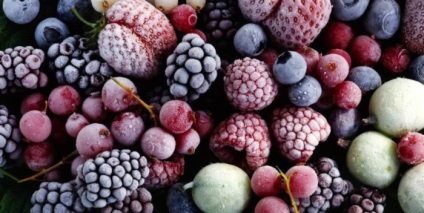 Legume și fructe înghețate în congelator pentru iarnă acasă