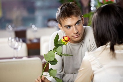 10 Semne evidente că tipul flirtează cu tine