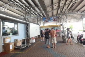 Stații de autobuz în Pattaya, pe strada nordică, tappraya, nakhonchai