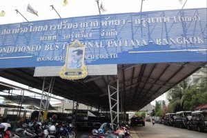 Stații de autobuz în Pattaya, pe strada nordică, tappraya, nakhonchai