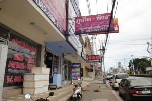 Stații de autobuz în Pattaya, pe strada nordică, tappraya, nakhonchai