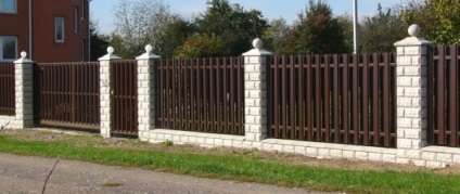 Capacele de beton pe posturile de gard din cărămidă prezintă fotografii și video