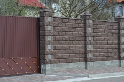 Capacele de beton pe posturile de gard din cărămidă prezintă fotografii și video