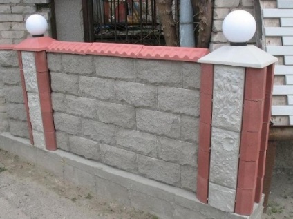 Capace de beton pe posturile de gard - ceea ce reprezintă și de ce