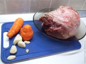 Carne tocată umplute cu usturoi și morcovi