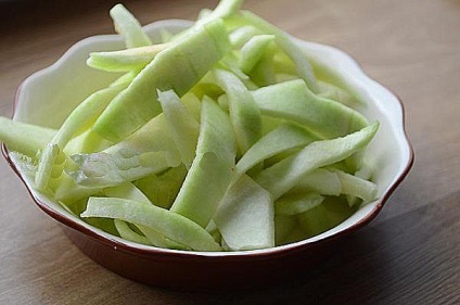 Bomboane din crusta pepene verde - retete de gatit la domiciliu, beneficii si rani de fructe confiate, video