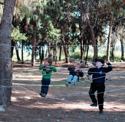 Casa de copii din scări și un parc de funii - la cabana cu mâinile lor