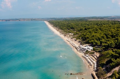 Grecia - Plaja Sani, peninsula Sithonia, Halkidiki, odihnindu-se intr-o sania, fotografie si sfat turistic