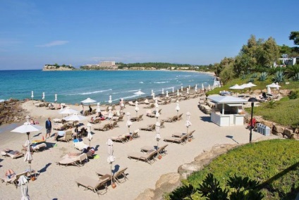 Grecia - Plaja Sani, peninsula Sithonia, Halkidiki, odihnindu-se intr-o sania, fotografie si sfat turistic